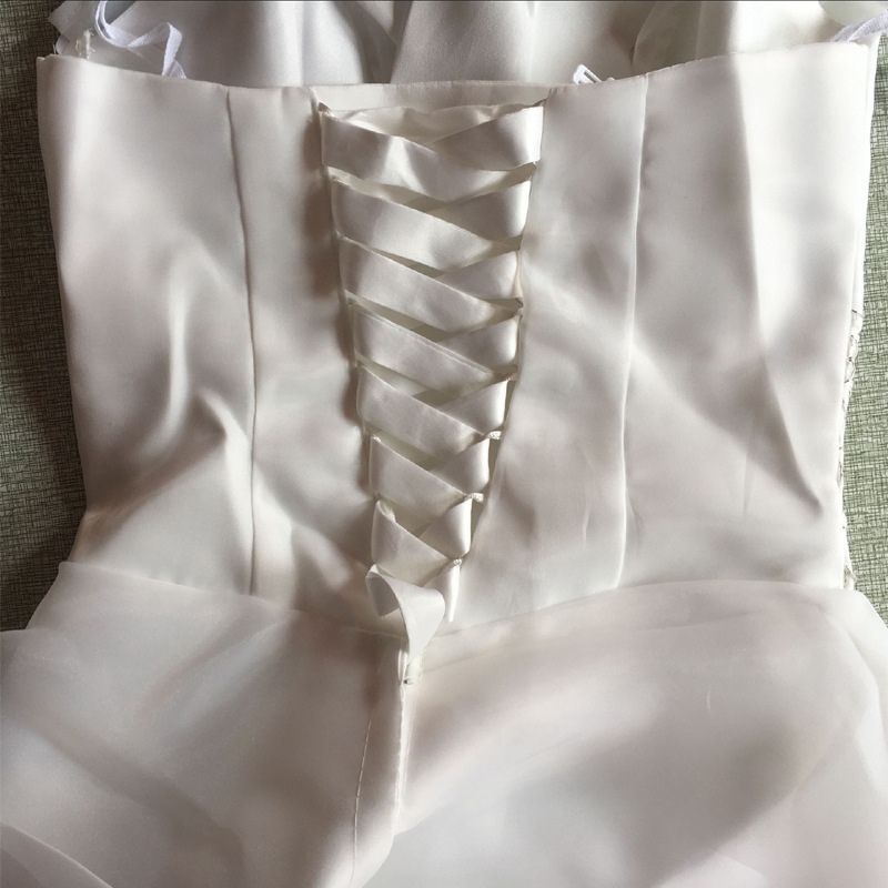 Elegant wedding dress with a bustier design, light and delicate for a romantic and distinctive look