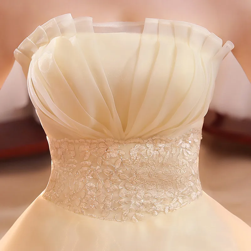 Elegant wedding dress with a bustier design, light and delicate for a romantic and distinctive look