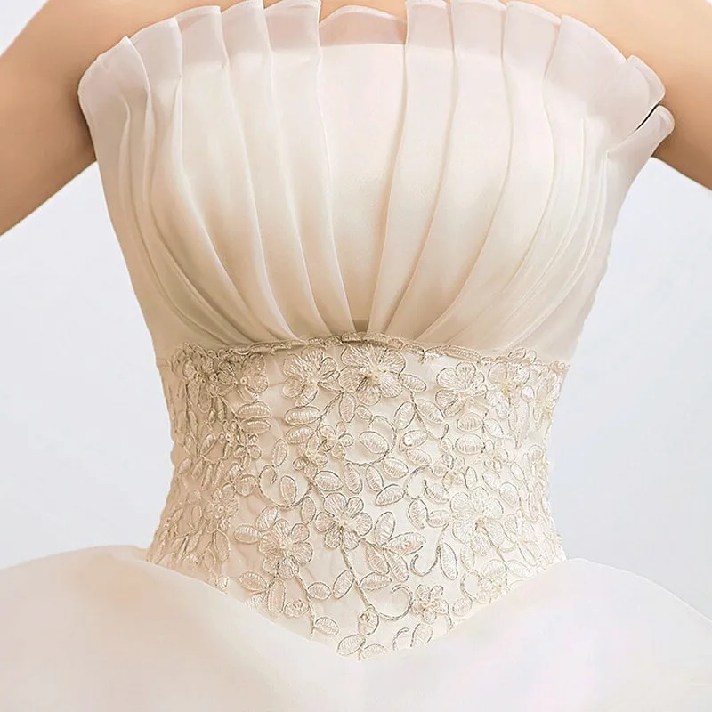 Elegant wedding dress with a bustier design, light and delicate for a romantic and distinctive look