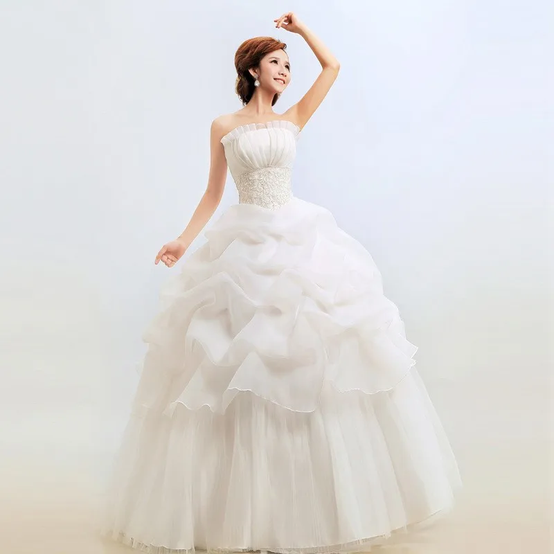 Elegant wedding dress with a bustier design, light and delicate for a romantic and distinctive look