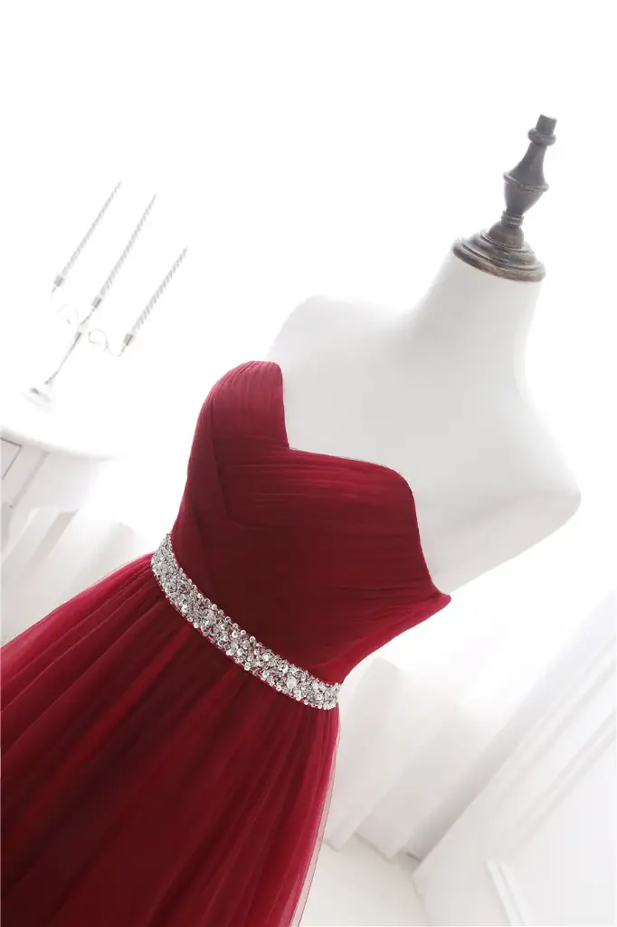 Shine with a feminine and elegant look in this luxurious and modern long, slim-fit dress