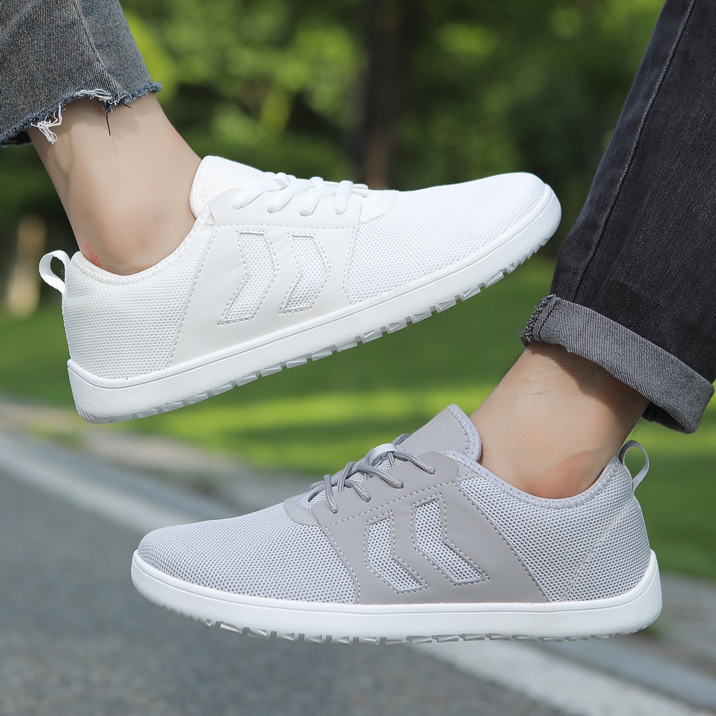 Wide-fit sports shoes woven with lightweight, breathable Flying technology