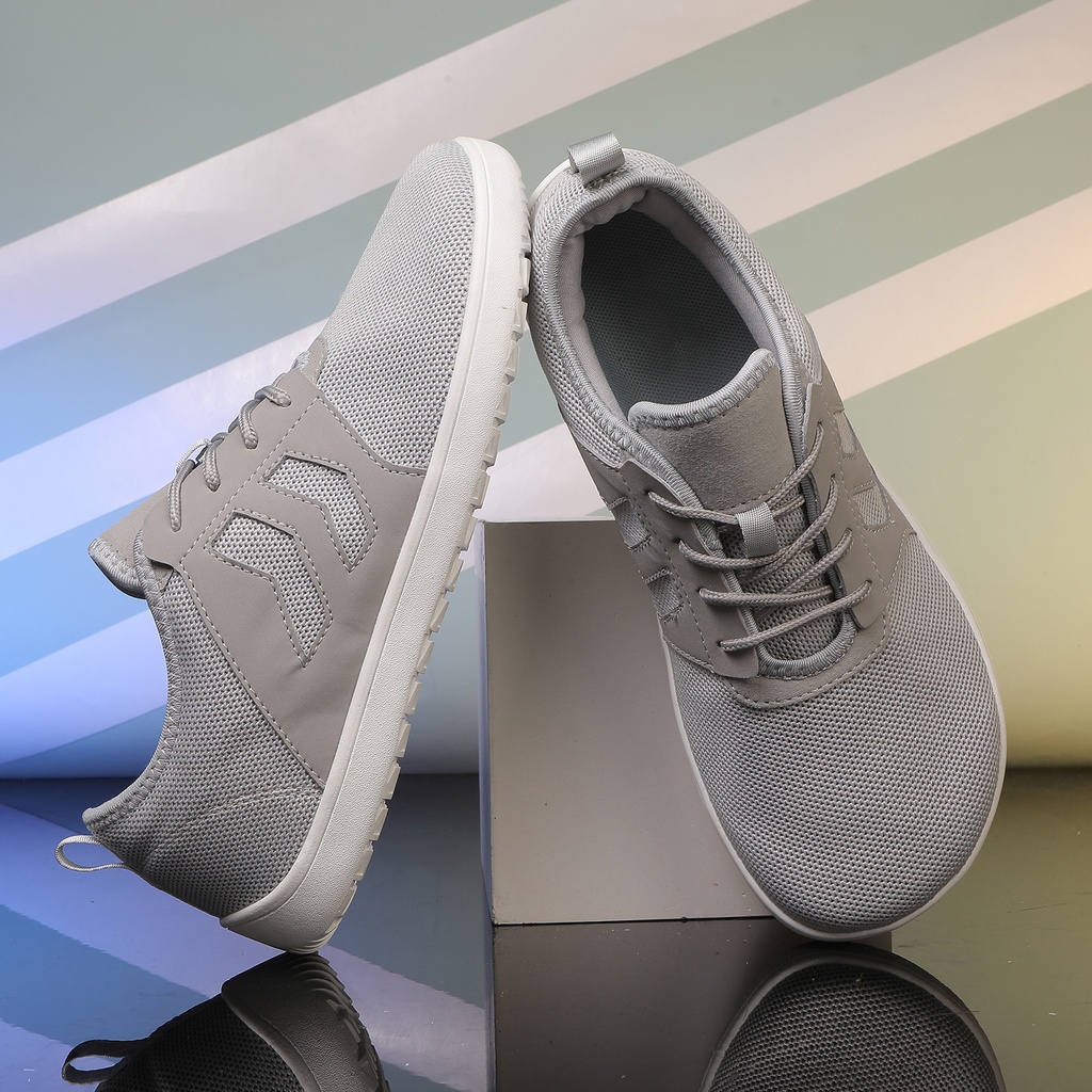 Wide-fit sports shoes woven with lightweight, breathable Flying technology