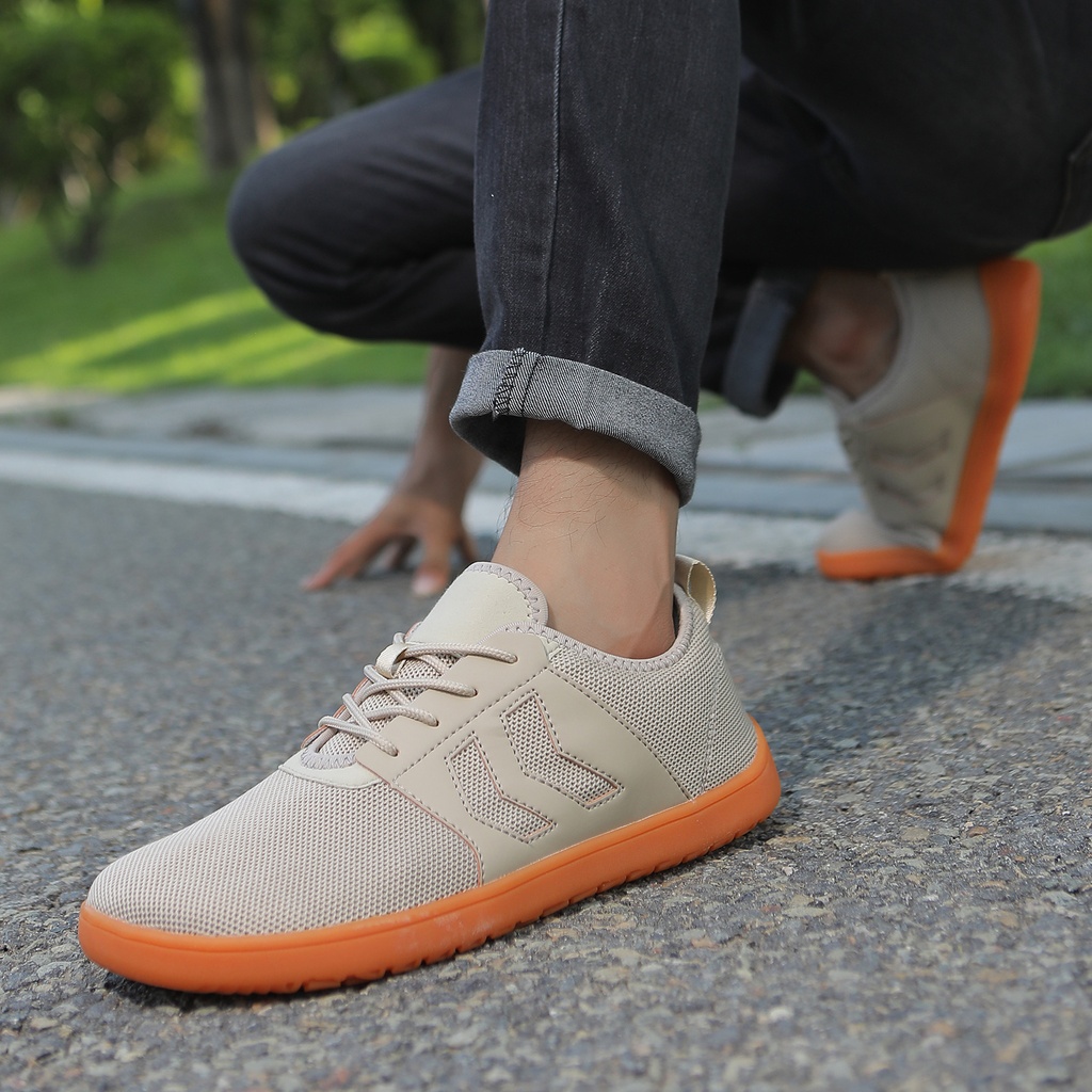 Wide-fit sports shoes woven with lightweight, breathable Flying technology