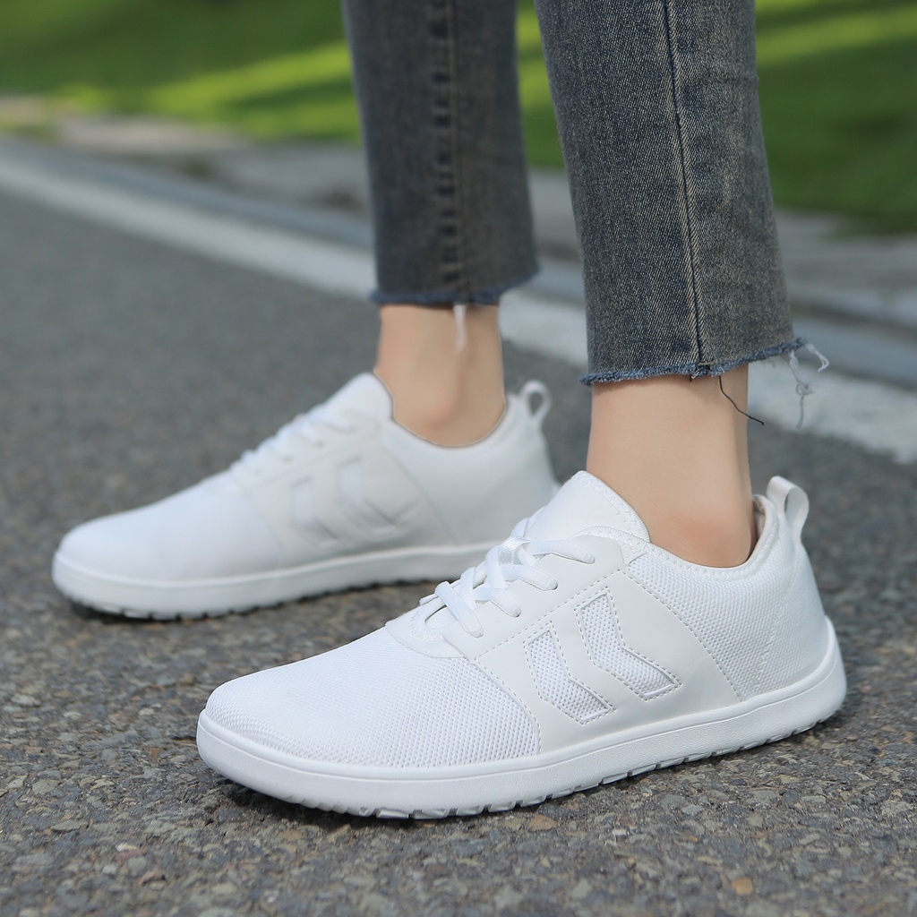 Wide-fit sports shoes woven with lightweight, breathable Flying technology