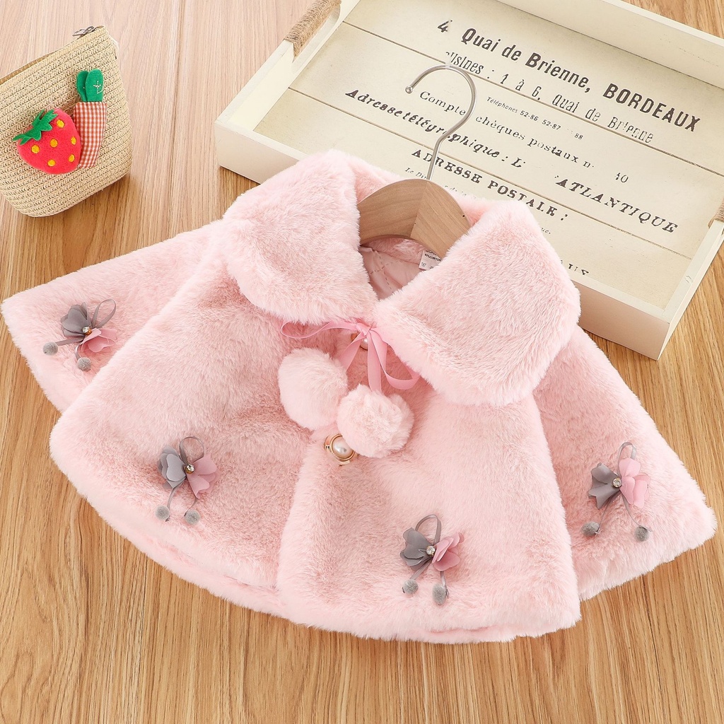 A short, warm cape coat for children with an elegant design that combines charm and comfort 