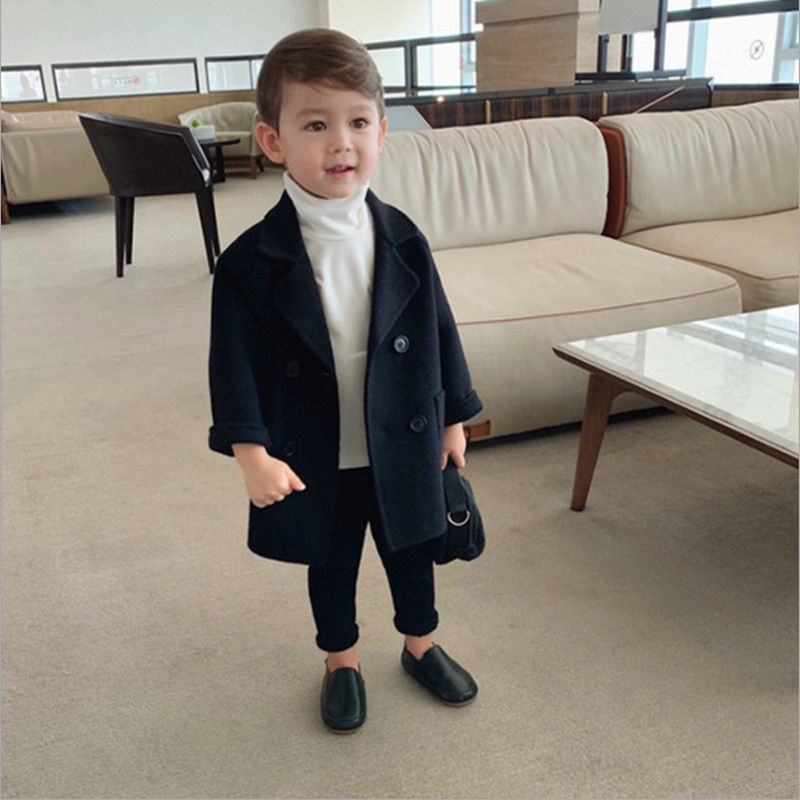 A stylish and warm children's jacket, perfect for autumn and winter, featuring an elegant design that provides comfort and warmth, making it an ideal choice for outerwear 