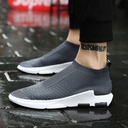 حذاء رجالي عالي الرقبة بحجم كبير مصنوع من خامة مرنة بتصميم عملي.