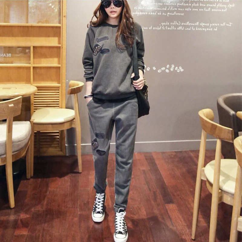 بدلة رياضية نسائية كاجوال مع إضافة المخمل، سترة كورية فضفاضة من قطعتين.