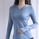 ملابس يوغا رياضية نسائية بأكمام طويلة.
