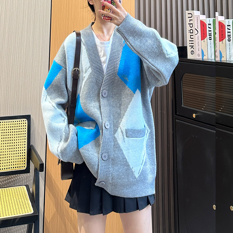 قميص محبوك طويل الأكمام بأسلوب رجعي كاجوال ومريح.