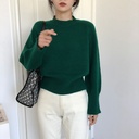 كنزة نسائية محبوكة بتصميم رجعي وياقة دائرية وخصر مرتفع.