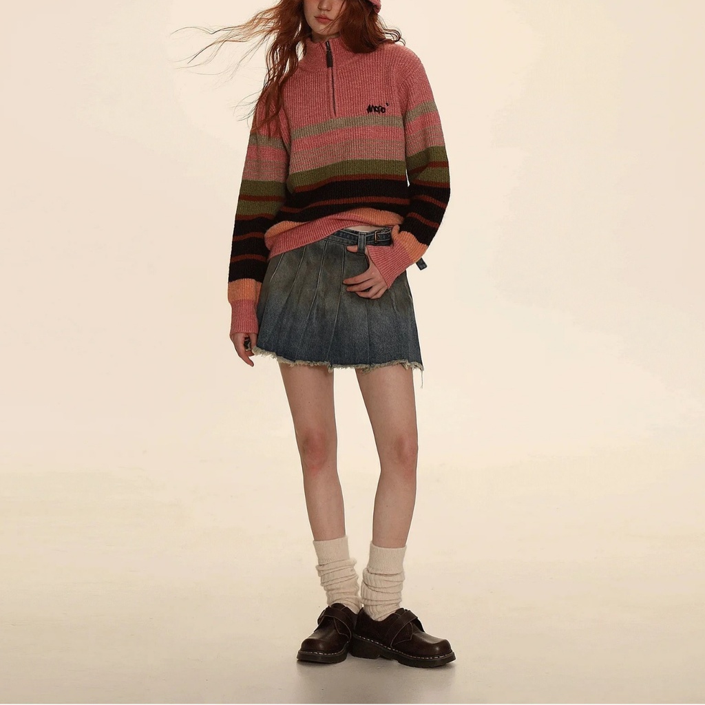 كنزة نسائية بأسلوب كوليج رجعي بياقة عالية وتطريز يدوي.