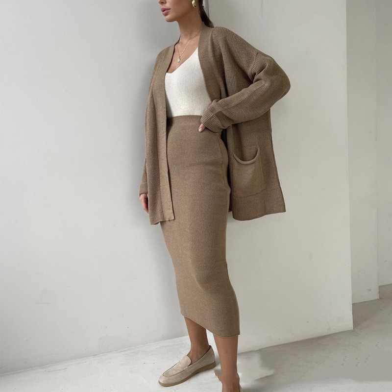 طقم نسائي من كنزة وكاردين مع تنورة بخصر مرتفع.