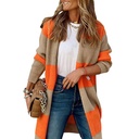 كنزة نسائية حرارية بألوان متناسقة.