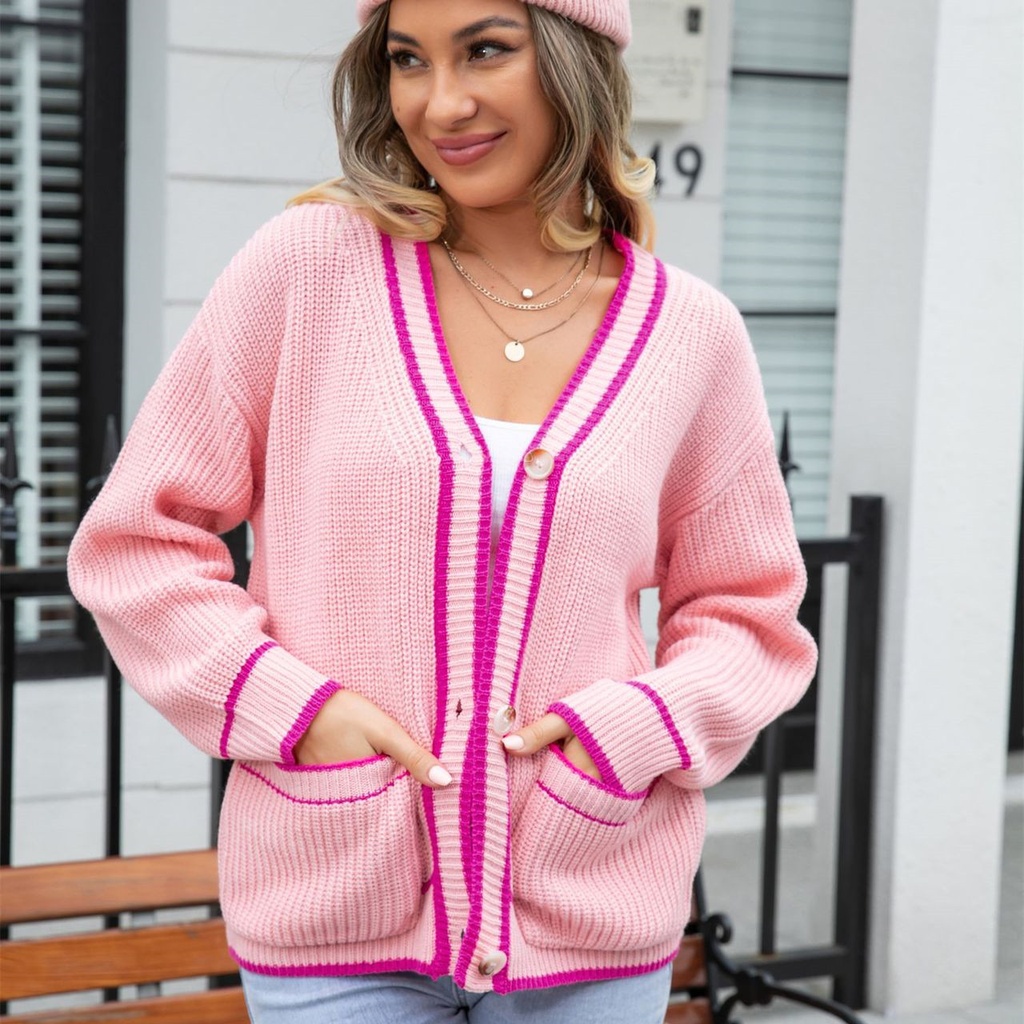 كنزة نسائية بياقة V مع جيوب وألوان متناسقة بأسلوب بسيط.