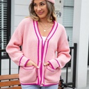 كنزة نسائية بياقة V مع جيوب وألوان متناسقة بأسلوب بسيط.