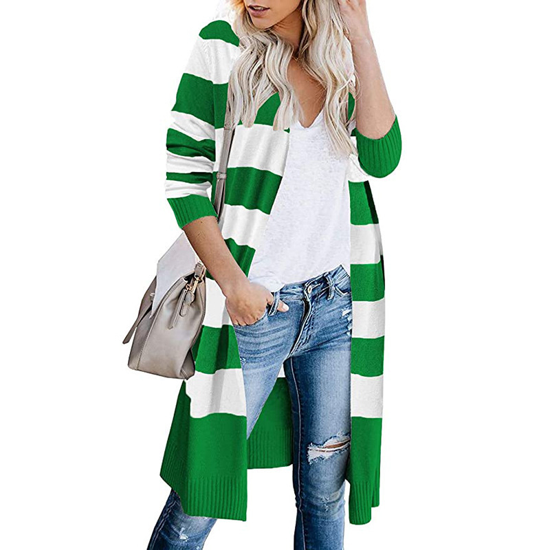 كاردين نسائي طويل بنمط خطوط متباينة.