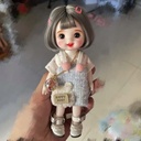 دمى صغيرة لطيفة مع ملابس أنيقة تناسب الأميرات.