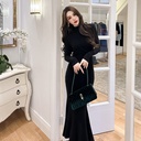 فستان طويل بأكمام ضيقة وتصميم ذيل سمكة أنيق.