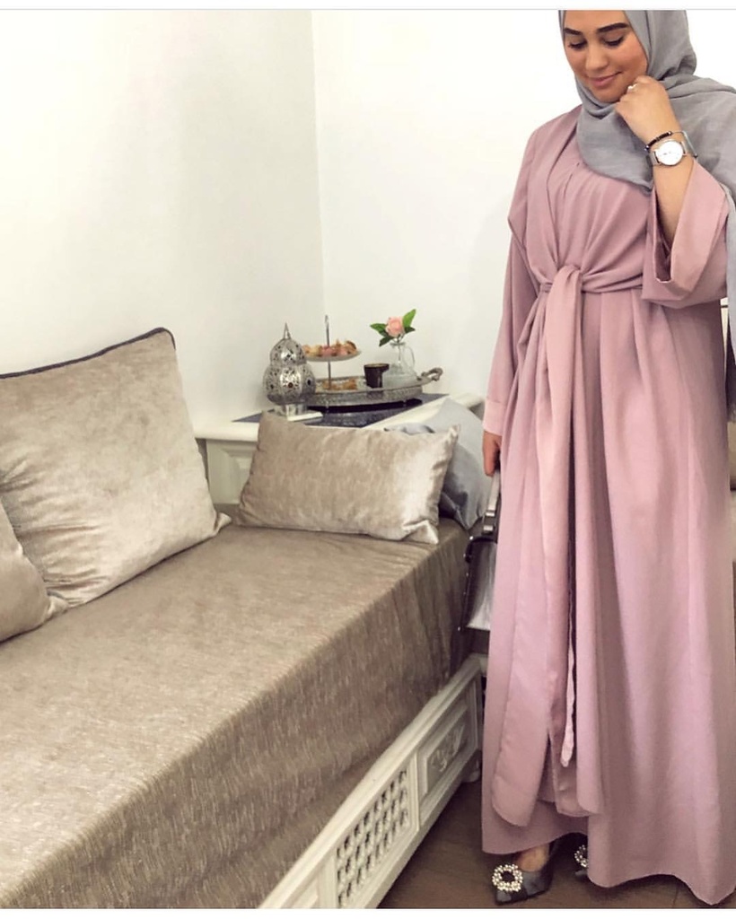 فستان عباءة ربيعي بتصميم أوروبي أمريكي مستوحى من الشرق الأوسط مع حزامين يوحي بأنه قطعتان