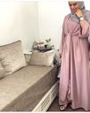فستان عباءة ربيعي بتصميم أوروبي أمريكي مستوحى من الشرق الأوسط مع حزامين يوحي بأنه قطعتان