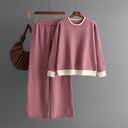 طقم نسائي مكون من قميص محبوك بألوان متباينة وبنطال واسع