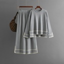 بدلة نسائية عصرية تشمل سترة طويلة الأكمام بألوان متباينة مع شق