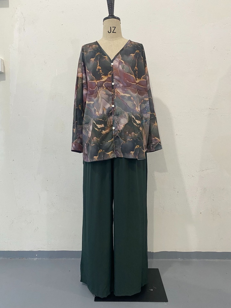 طقم نسائي عصري مكون من قميص مرسوم يدويًا وبنطال واسع الأرجل