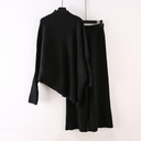 طقم نسائي مكون من سترة بياقة عالية وبنطال واسع