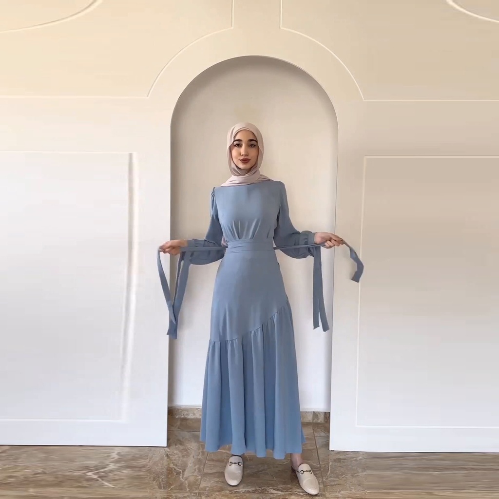 طقم نسائي للمحجبات بأسلوب شرق أوسطي يشمل فستان طويل الأكمام بتصميم عصري مع ربطة في المنتصف يناسب فصل الخريف