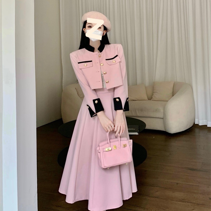 طقم نسائي مكون من معطف قصير وتنورة طويلة بخصر مرتفع