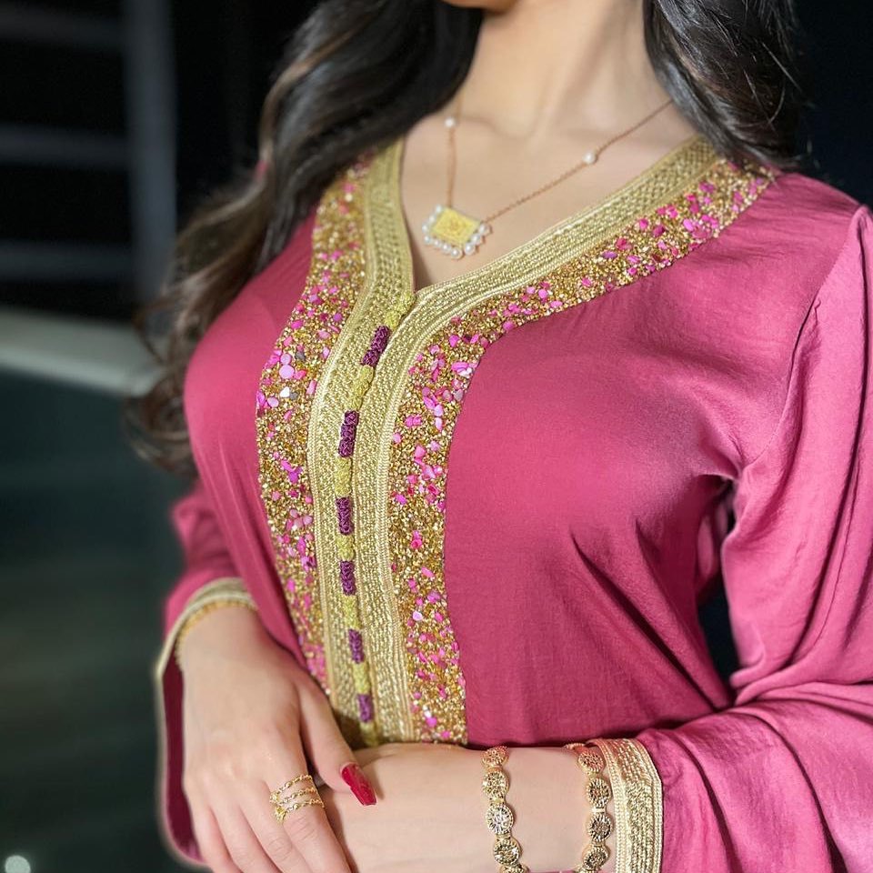 فستان نسائي طويل مزين بحجر الراين