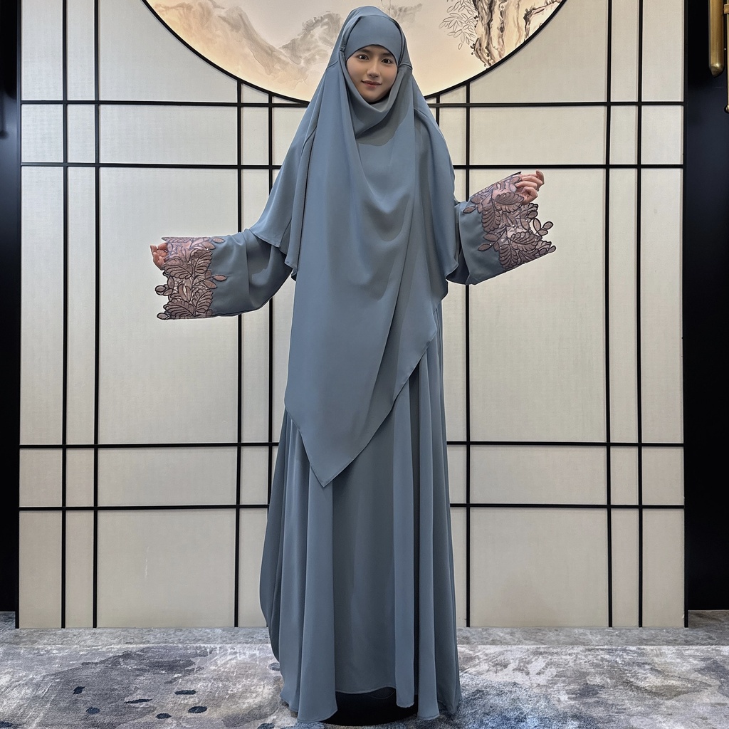 طقم صلاة عباءة أنيق بلون موحد، يجمع بين الراحة والفخامة بتصميم عصري يناسب مختلف الأذواق