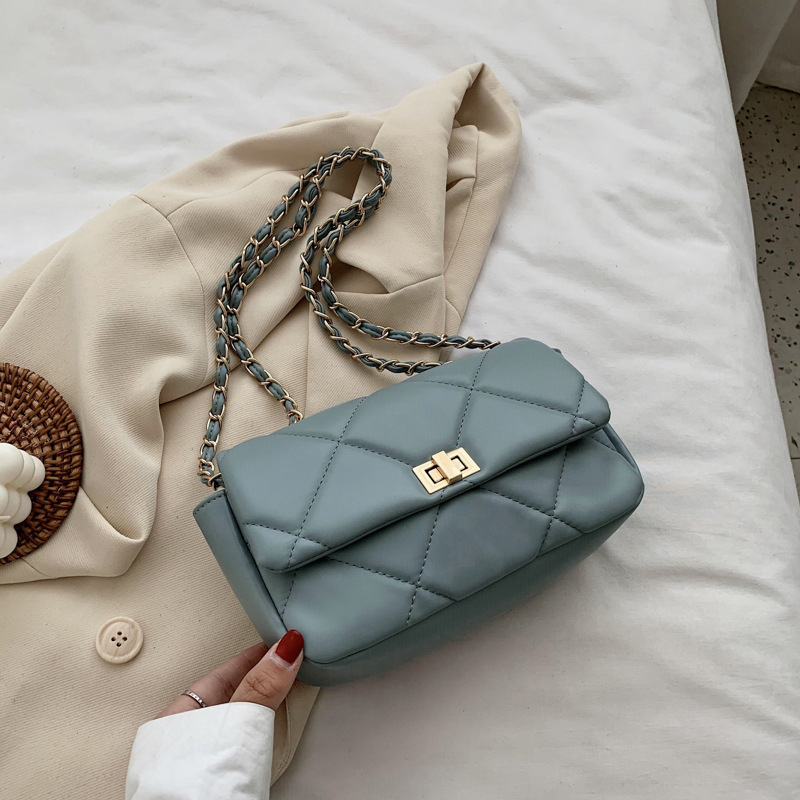 A small square bag with a modern touch and an elegant chain that complements every look