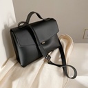 Large Capacity Tote Bag, Wearable as a Crossbody or One-Shoulder with an Elegant Design