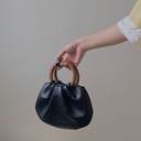 حقيبة عصرية وأنيقة مصممة لإضفاء لمسة من الرقي على إطلالتك