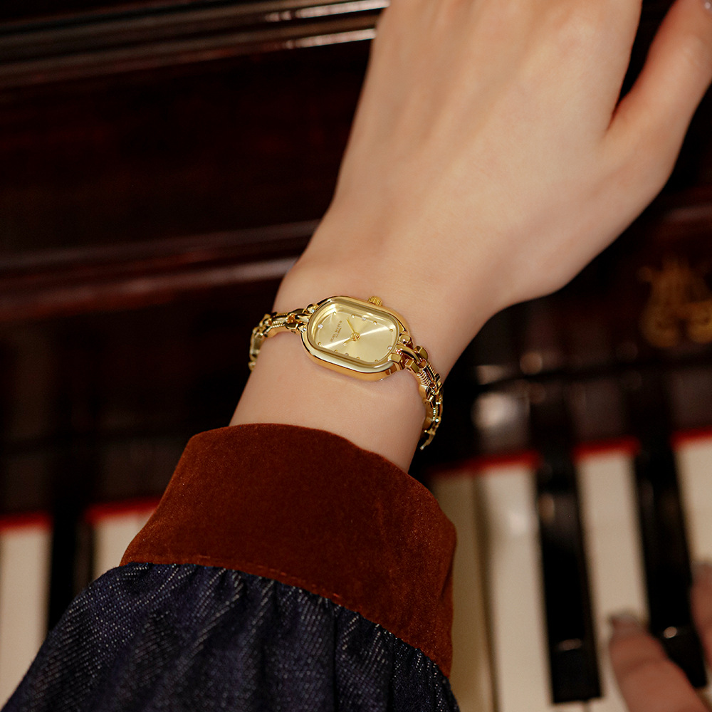 ساعة ذهبية بتصميم راقٍ وفاخر بأسلوب أنيق