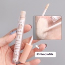 Full-Coverage Concealer Hides Freckles, Acne, & Dark Circles