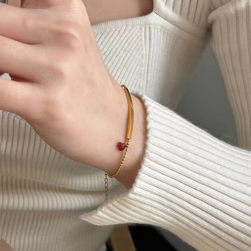 Elegant bracelet with a hanging heart design – a refined touch for women
