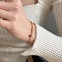 Elegant bracelet with a hanging heart design – a refined touch for women