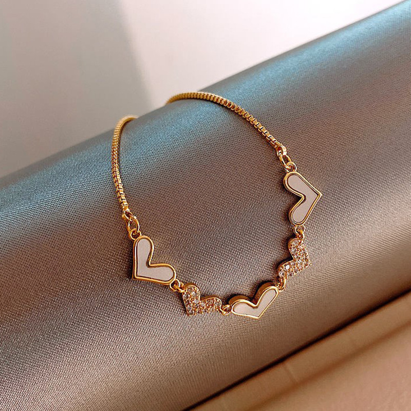 Elegant Heart-Shaped Bracelet – A Refined and Unique Design