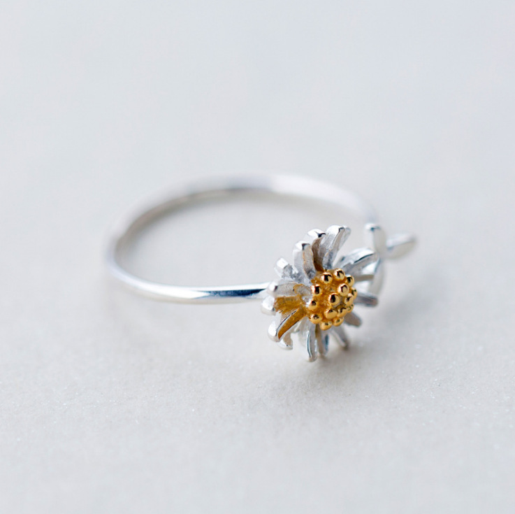 Small Ring with Daisy and Leaf Design