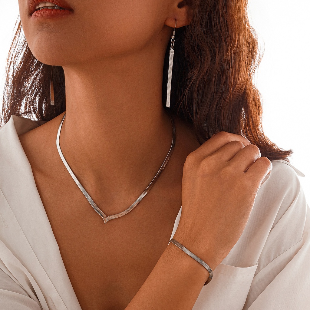 قلادة عصرية تتميز بتصميم سلسلة ثعبان مسطح، مما يضفي عليها لمسة أنيقة وعصرية بأسلوب هندسي بسيط