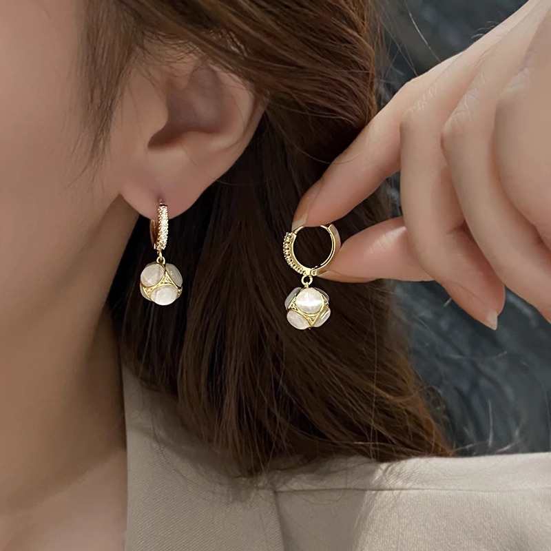Trendy earrings featuring beautiful opals, designed to add a touch of elegance and beauty
