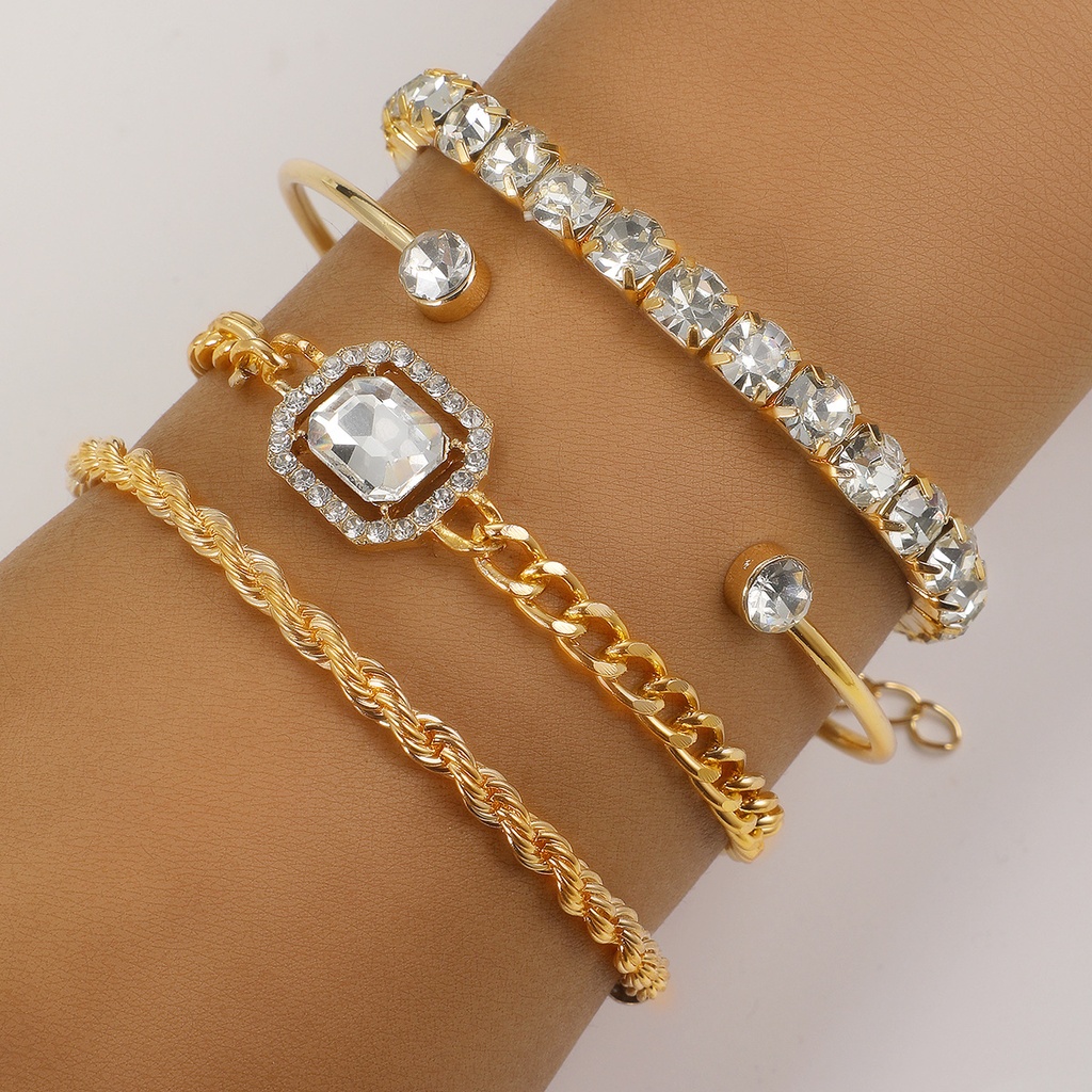 An elegant and luxurious jewelry set, perfect for adding a unique and modern touch to your look