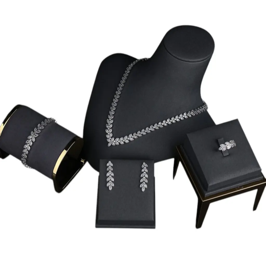 مجموعة إكسسوارات من 4 قطع من الزركون بتصميم أنيق وجذاب ولمسة ساحرة لإطلالتك الأنيقة