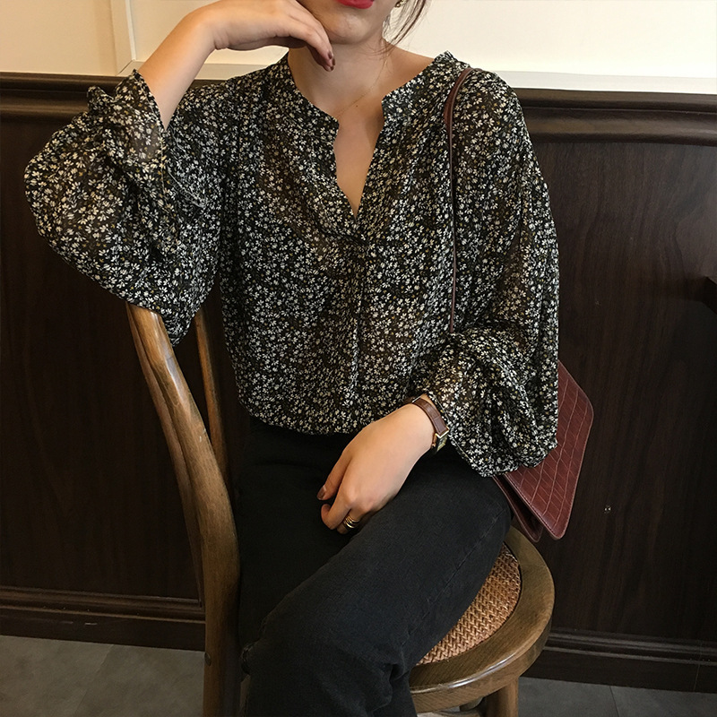 Elegant and Modern Floral Chiffon Blouse Shirt – Featuring a Low Collar and Trumpet Sleeves