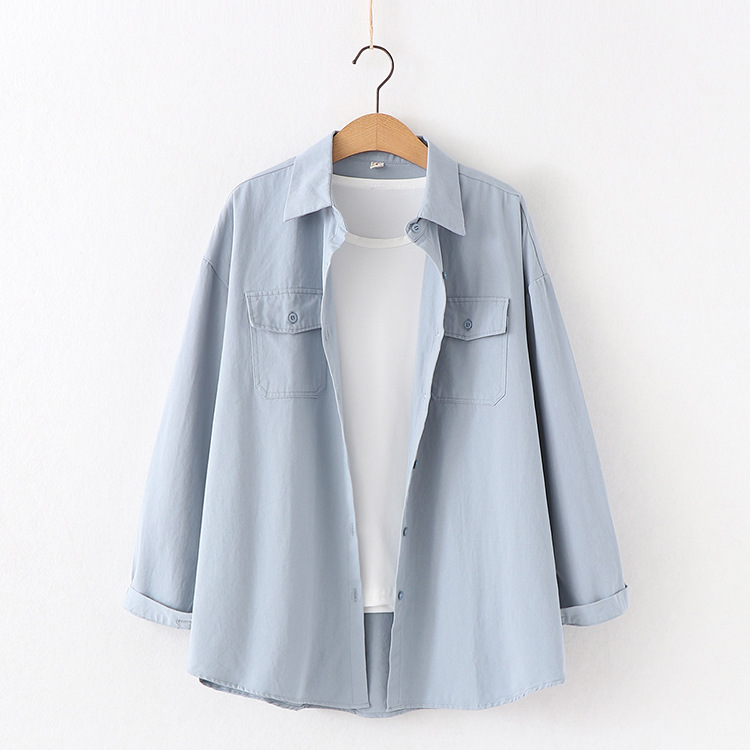 An elegant and modern solid-colored shirt that gives you a refined and distinctive look