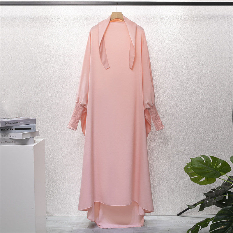A casual dress with a long and elegant cut, comes with a headscarf in a solid color